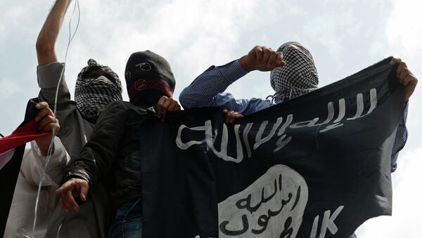 Kashmiri demonstrators hold up a flag of the Islamic State of Iraq and the Levant (ISIL) during a demonstration against Israeli military operations in Gaza - Sputnik Afrique