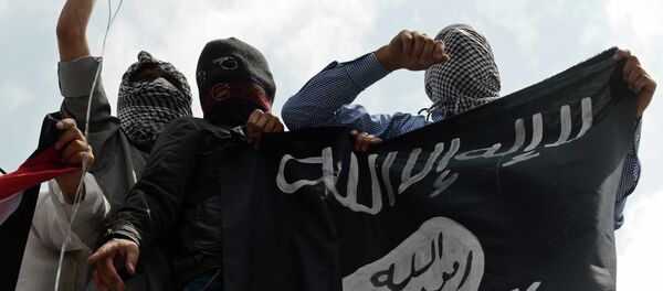 Kashmiri demonstrators hold up a flag of the Islamic State of Iraq and the Levant (ISIL) during a demonstration against Israeli military operations in Gaza - Sputnik Afrique