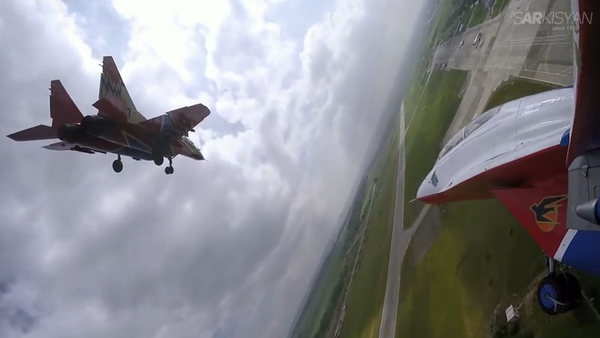 Un vol de voltigeurs aériens russes filmé par un pilote professionnel - Sputnik Afrique