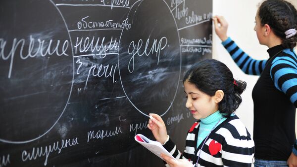 Девочки отвечают у доски на уроке русского языка - Sputnik Afrique
