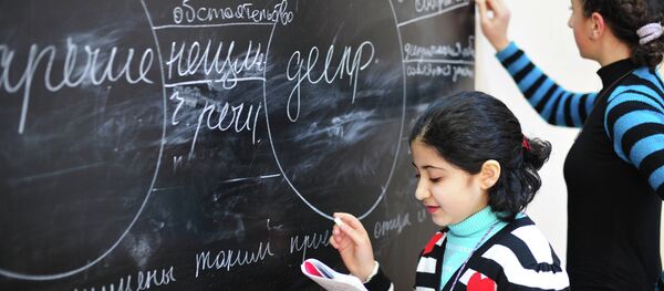 Девочки отвечают у доски на уроке русского языка - Sputnik Afrique