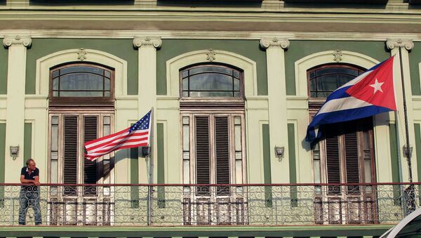 Флаги США и Кубы на балконе отеля, где остановилась американская делегация конгрессменов - Sputnik Afrique
