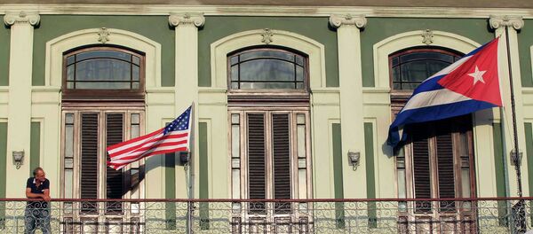 Флаги США и Кубы на балконе отеля, где остановилась американская делегация конгрессменов - Sputnik Afrique