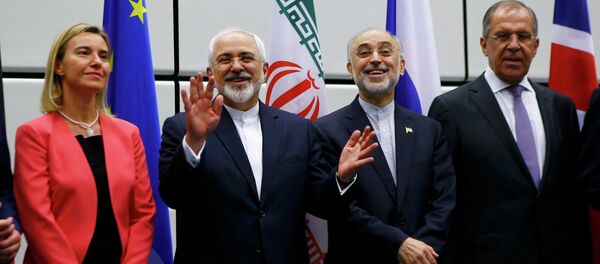 Iranian Foreign Minister Mohammad Javad Zarif (2nd L) gestures next to High Representative of the European Union for Foreign Affairs and Security Policy Federica Mogherini (L), Iranian ambassador to IAEA Ali Akbar Salehi (2nd R) and Russian Foreign Minister Sergey Lavrov (R) as they pose for a family photo in Vienna - Sputnik Afrique