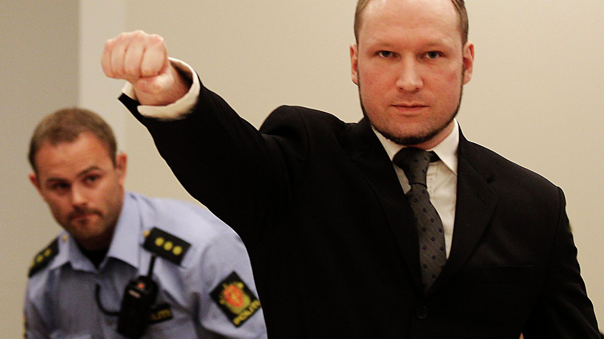 L'extrémiste de droite Anders Behring Breivik a fait un salut nazi mardi à l'ouverture de l'audience à Skien, au sud-ouest d'Oslo - Sputnik Afrique, 1920, 18.01.2022