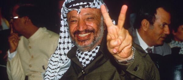 Arafat's signature peace symbol delivered in New York, 1993 Arafat's signature peace symbol delivered in New York, 1993 - Sputnik Afrique