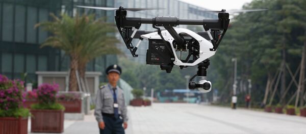 Un policier chinois suit les évolutions de son drone - Sputnik Afrique
