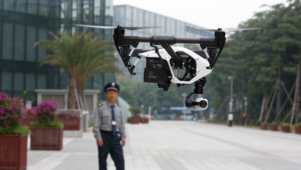 Un policier chinois suit les évolutions de son drone - Sputnik Afrique