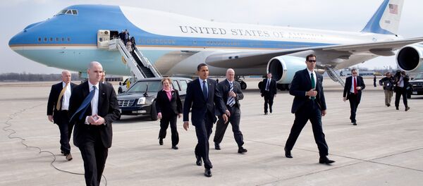 President Barack Obama with U.S. Representative Mary Jo Kilroy (right) and Senator Sherrod Brown (left, behind secret service agent) arriving at Port Columbus in 2009 - Sputnik Afrique