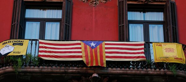 A pro-Catalan independence flag (C) known as the Estelada hangs from a balcony in central Barcelona as Catalonia participates in a symbolic independence vote November 9, 2014. - Sputnik Afrique
