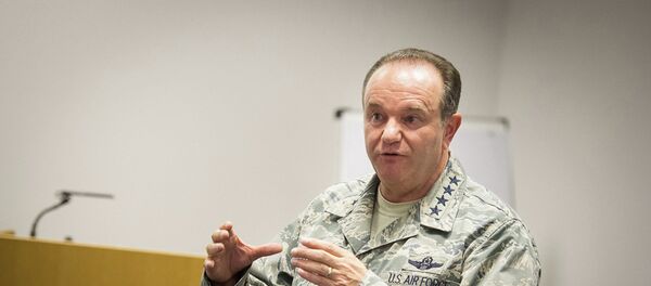 Le commandant en chef des forces de l'Otan en Europe, le général américain Philip Breedlove Le commandant en chef des forces de l'Otan en Europe, le général américain Philip Breedlove - Sputnik Afrique