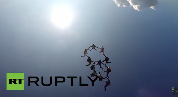 Nouveau record des parachutistes russes Nouveau record des parachutistes russes - Sputnik Afrique