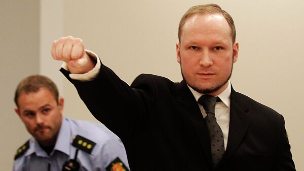 Anders Behring Breivik, makes a salute after arriving in the court room at a courthouse in Oslo - Sputnik Afrique
