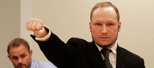 Anders Behring Breivik, makes a salute after arriving in the court room at a courthouse in Oslo - Sputnik Afrique