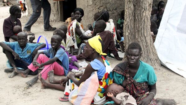 Residents displaced due to the recent fighting between government and rebel forces in the Upper Nile capital Malakal wait at a World Food Program (WFP) outpost where thousands have taken shelter in Kuernyang Payam, South Sudan May 2, 2015. - Sputnik Afrique