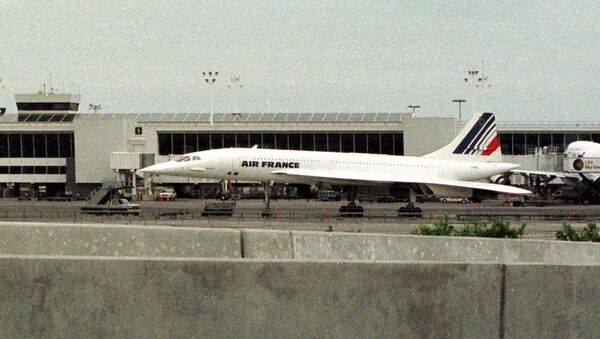 One of Air France's five remaining Concorde jets sits on the tarmac 25 July 2000 at John F. Kennedy Airport in New York City - Sputnik Afrique