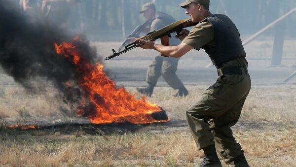 Ukrainian soldiers demonstrate their skills, prior to being sent to the country's east to fight against pro-Russian separatists, in a military base in the village of Novi Petrivtsi near Kiev Wednesday, July 22, 2015 - Sputnik Afrique