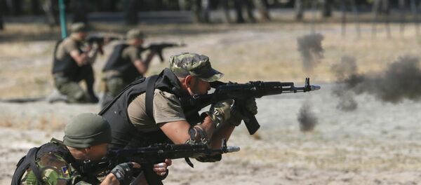 Members of the National Guard of Ukraine fire weapons during military tactical exercises at a training base near Kiev, Ukraine, July 22, 2015 - Sputnik Afrique