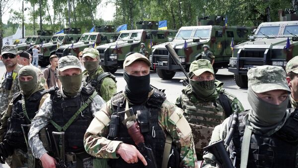 Soldats ukrainiens attendent le départ pour le Donbass où ils combattent contre les opposants au pouvoir en place à Kiev - Sputnik Afrique