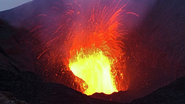 Des savants pénètrent dans le cratère d'un volcan au péril de leur vie - Sputnik Afrique