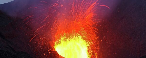 Des savants pénètrent dans le cratère d'un volcan au péril de leur vie - Sputnik Afrique