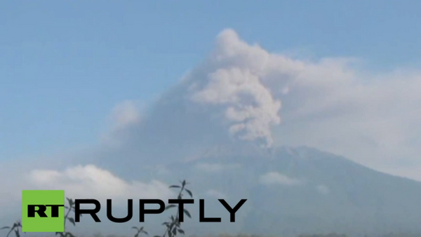 Indonésie: le volcan Raung interrompt le trafic aérien - Sputnik Afrique