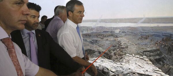 Crimean State Council speaker Vladimir Konstantinov, Nicolas Dhuicq, a member of the National Assembly of France, and Thierry Mariani (L-R), a member of the Foreign Affairs Committee of the French Parliament and vice-president of the France-Russia friendship group, look at the Defence of Sevastopol in 1854-1855 panorama in Sevastopol, Crimea, July 24, 2015 - Sputnik Afrique