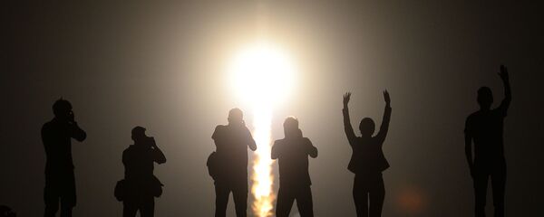 Des gens suivent le tir de la fusée Soyouz-FG depuis le cosmodrome de Baïkonour - Sputnik Afrique