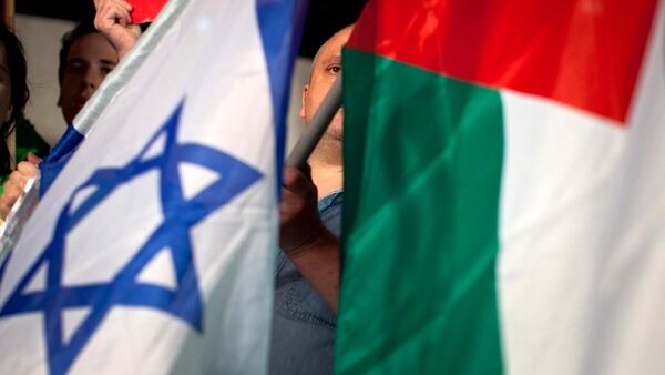 Les drapeaux palestinien et  israélien - Sputnik Afrique