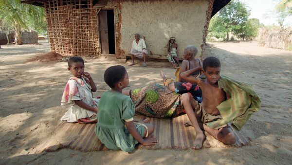 Дети сидят во дворе дома - Sputnik Afrique