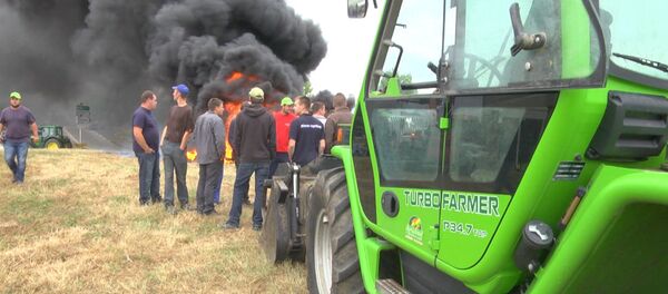 Les agriculteurs français brûlent des pneus à la frontière allemande Les agriculteurs français brûlent des pneus à la frontière allemande - Sputnik Afrique
