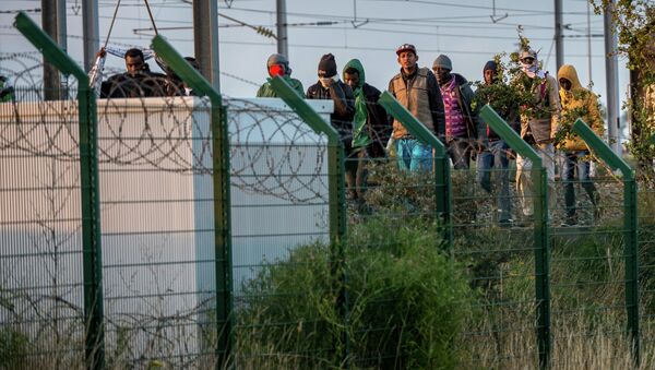 les migrants dans la ville de Calais, dans le nord de la France - Sputnik Afrique