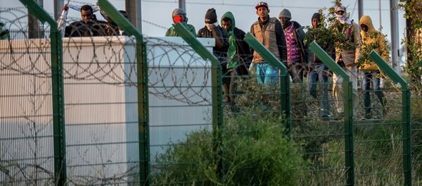 les migrants dans la ville de Calais, dans le nord de la France - Sputnik Afrique