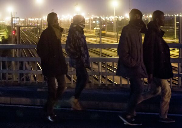 Des milliers de migrants envahissent le tunnel sous la Manche - Sputnik Afrique
