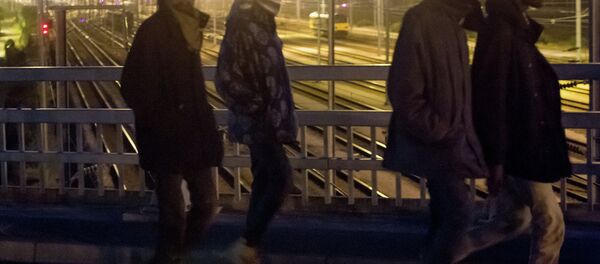 Des migrants à Calais - Sputnik Afrique