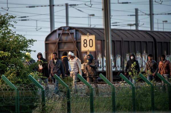 Des milliers de migrants envahissent le tunnel sous la Manche - Sputnik Afrique