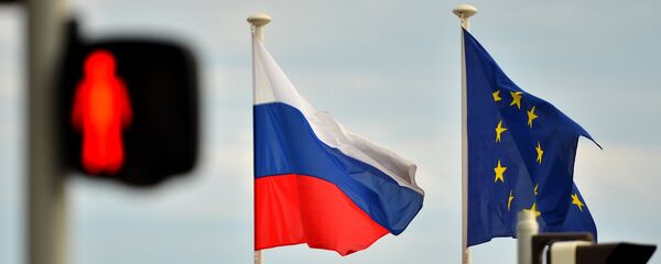 Drapeaux de la Russie et de l'UE - Sputnik Afrique