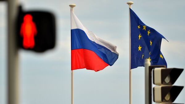 Drapeaux de la Russie et de l'UE - Sputnik Afrique