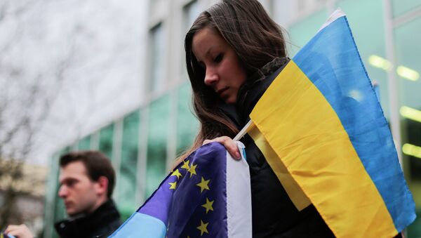 Demonstrators with Ukrainian flag and EU flag - Sputnik Afrique