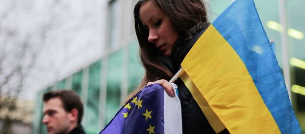 Manifestation avec les drapeaux de l'Ukraine et de l'UE - Sputnik Afrique