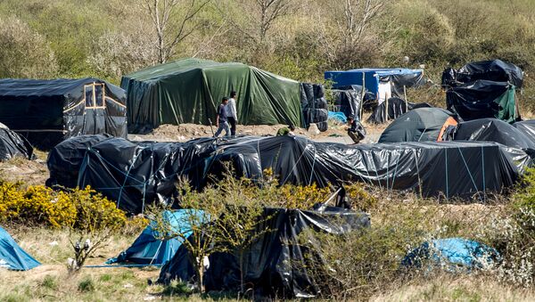 View of a camp set up by immigrants in Calais, northern France, where over a thousand immigrants live in makeshift shelters - Sputnik Afrique