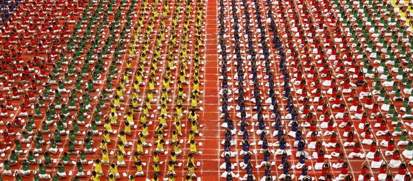 Students practice yoga in the lawns of their school ahead of International Day of Yoga, in Chennai, India, June 19, 2015 - Sputnik Afrique