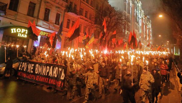 Ukrainian nationalists carry torches and a banner reading 'Heroes do not die' during a rally in downtown Kiev, Ukraine, late Thursday, Jan. 1, 2015 - Sputnik Afrique