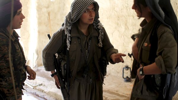 Female Kurdistan Workers Party (PKK) fighters discuss tactics to reach a position which had been hit by Islamic State car bombs in Sinjar, March 11, 2015 - Sputnik Afrique
