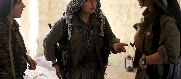 Female Kurdistan Workers Party (PKK) fighters discuss tactics to reach a position which had been hit by Islamic State car bombs in Sinjar, March 11, 2015 - Sputnik Afrique