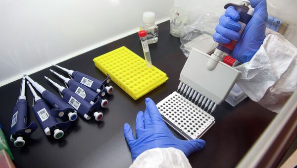 Alberto Cagigi, Ph.D, is beginning the multi-step process of identifying antibodies against Ebola in samples from vaccinated volunteers. at the Vaccine Research Center at the National Institutes of Health in Bethesda, Md., Wednesday, Feb. 4, 2015 - Sputnik Afrique