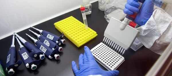 Alberto Cagigi, Ph.D, is beginning the multi-step process of identifying antibodies against Ebola in samples from vaccinated volunteers. at the Vaccine Research Center at the National Institutes of Health in Bethesda, Md., Wednesday, Feb. 4, 2015 - Sputnik Afrique