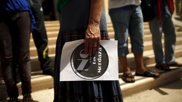 A woman holds a placard that reads, No to Gag Law during a protest against Spanish government's new security law in front of the town hall in Malaga, southern Spain, July 1, 2015. - Sputnik Afrique