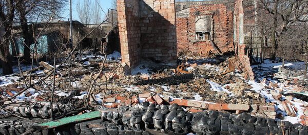 Cottages where people lived destroyed by shelling in Gorlovka in Donbass - Sputnik Afrique