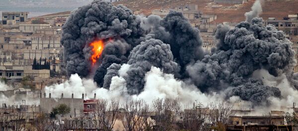 Smoke rises from the Syrian city of Kobani, following an airstrike by the US led coalition, seen from a hilltop outside Suruc, on the Turkey-Syria border Monday, Nov. 17, 2014. - Sputnik Afrique